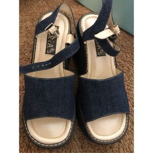 Delia’s Sandals Denim Platform Size 8.5 Vintage Buckle Strap FLAWED
